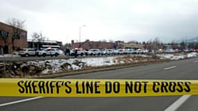 Du ruban jaune empêche l'accès du public à un supermarché cerné par des véhicules de police, où a eu lieu une fusillade meurtrière à Boulder, dans le Colorado (Etats-Unis), le 22 mars 2021