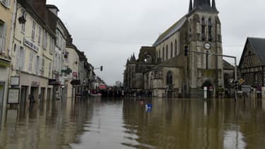 Les rues de Nemours inondées après la crue du Loing, le 2 juin 2016.