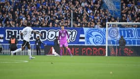 Mike Penders devant une banderole "BlueCo Out" lors du match Strasbourg-Angers (5-0, L1), le 5 octobre 2025