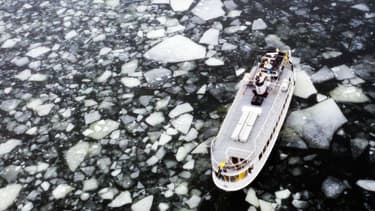 Un bateau traverse les eaux glacées de Lidingo, près de Stockholm, en Suède, le 22 février 2021. (Photo d'illustration)