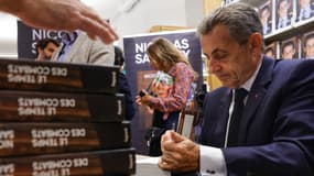 Nicolas Sarkozy dédicaçant son livre "Le Temps des combats" à Neuilly-sur-Seine (Hauts-de-Seine), le 7 octobre 2023. (Photo d'archive)