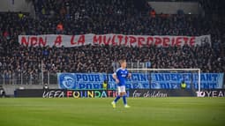 Une banderole "Non a la multipropriété" lors du match Strasbourg-Breidablik, le 18/12/2025