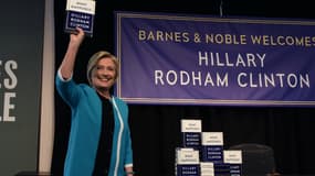 Hillary Clinton arrivant à la librairie Barnes and Noble de New York pour dédicacer son livre, le 12 septembre 2017.