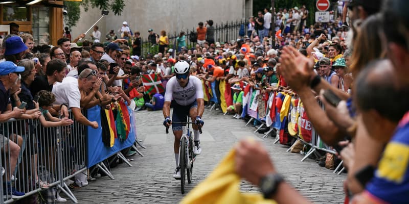 Le cycliste israélien Itamar Einhorn dans les rues de Montmarte lors des JO de Paris 2024