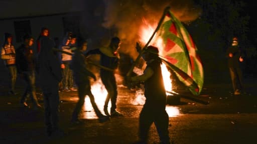 Des jeunes près de pneus enflammés pendant des heurts entre la police et des manifestants pro-kurdes à Diyarbakir le 1er novembre 2015