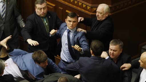 Les députés ukrainiens en sont venus aux mains lieu mardi au parlement ukrainien.