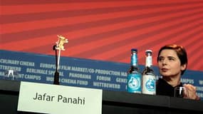 Isabella Rossellini, présidente du jury de la Berlinale, assise à côté de la chaise vide en l'absence de Jafar Panahi. Invité à siéger dans ce jury, le cinéaste iranien est détenu dans son pays où il a été condamné à six ans de prison pour conspiration co