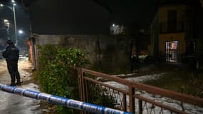 Un policier devant un cordon de police, après que 10 personnes ont été tuées dans le village de Bajice près de Cetinje au Monténégro, le 1er janvier 2025