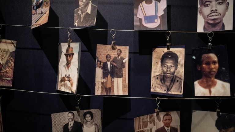 Des photos de victimes du génocide de 1994 au Rwanda au mémorial du Génocide à Kigali, le 7 avril 2021