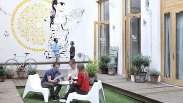 Le Slo living hostel de New Nomads à Lyon a été conçu par une architecte accompagnée d’un collectif de designers, offre un patio et une pièce à vivre aux accents scandinaves.