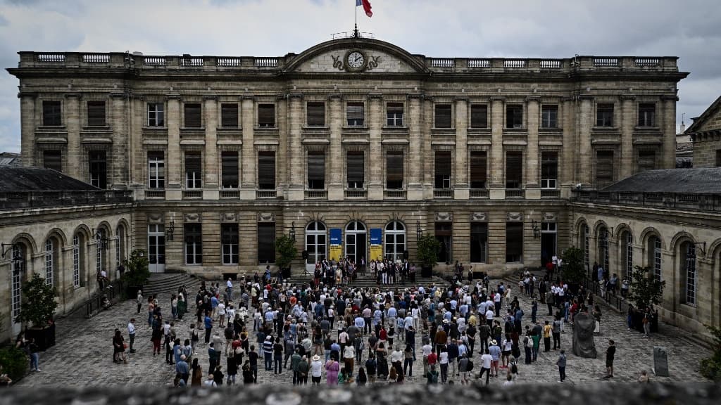 Des personnes rassemblées devant la mairie de Bordeaux en soutient au maire de l'Haÿ-des-Roses. Des personnes rassemblées devant la mairie de Bordeaux en soutient au maire de l'Haÿ-des-Roses.