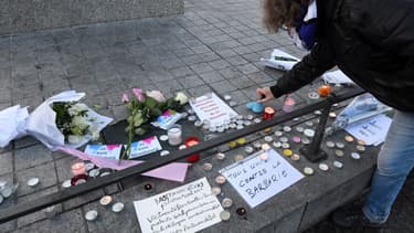 Des passants déposent fleurs et bougies en hommage aux victimes de l'attentat de Strasbourg, le 12 décembre 2018.