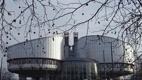 La Cour européenne des droits de l'homme, à Strasbourg. La CEDH a condamné la France pour traitements inhumains envers une détenue qui n'a pas bénéficié des soins ni de l'environnement adaptés à son anorexie. /Photo d'archives/REUTERS/Vincent Kessler
