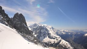 Le massif du Mont-Blanc où un père a tenté une ascension avec ses enfants de 9 et 11 ans, puis s'est vanté de ses exploits sur la chaîne  ABC News..