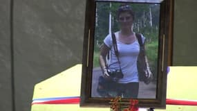 Photographie de Camille Lepage posée sur le cercueil de la jeune femme, lors d'une cérémonie d'hommage à Bangui jeudi 15 mai.