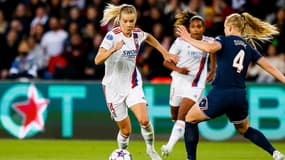 Ada Hegerberg et Paulina Dudek lors de PSG-OL, en  avril 2022.