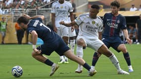 Kylian Mbappé serré par Khvicha Kvaratskhelia et Joao Neves lors de PSG-Real (4-0), le 9 juillet 2025