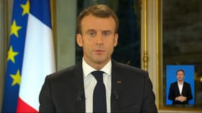 Regard fixe, mains sur la table : le décryptage de l'allocution d'Emmanuel Macron