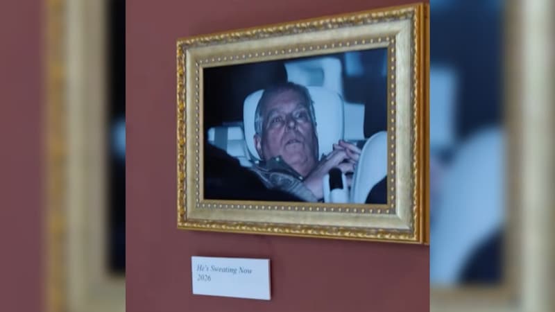 "Il transpire maintenant": une photo de l'ex-prince Andrew sortant de garde à vue accrochée au musée du Louvre par des militants