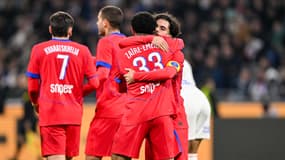 Vitinha félicite Warren Zaïre-Emery pour son but avec le PSG, 9 novembre 2025