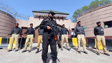 Pervez Musharraf a été arrêté à son domicile et présenté à la justice.