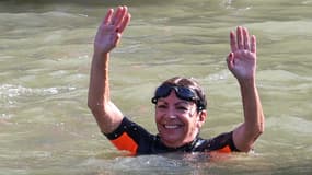 Anne Hidalgo, la maire de Paris, se baignant dans la Seine le 17 juillet 2024, avant les Jeux olympique de Paris. 