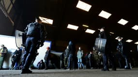 Des gendarmes interviennent pour disperser une rave party dans un hangar près de Rennes, le 2 janvier 2021