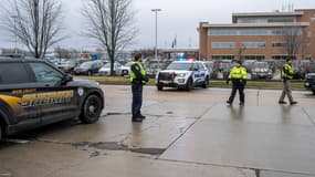 Les forces de l'ordre se tiennent près d'une clinique de soins de santé où les élèves de l'Abundant Life Christian School retrouveront leurs parents après une fusillade dans une école le 16 décembre 2024 à Madison, dans le Wisconsin. 
