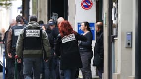 Des policiers de la police scientifique arrivent devant le siège de Liébration, à Paris.