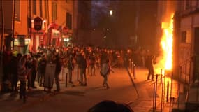 La porte d'un commissariat a été incendiée par des manifestants opposés à la réforme des retraites à Rennes, vendredi 14 avril 2023