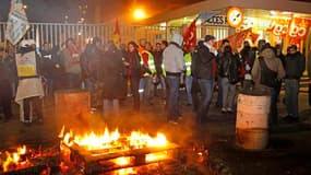 Blocage de la raffinerie de Grandpuits, en Seine-et-Marne. La France s'apprête à vivre mardi une nouvelle journée de manifestations contre la réforme des retraites, la sixième depuis la rentrée, qui apparaît pour le pouvoir comme le dernier obstacle avant