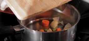 Fond blanc de volaille : la base de nombreuses sauces (vidéo)