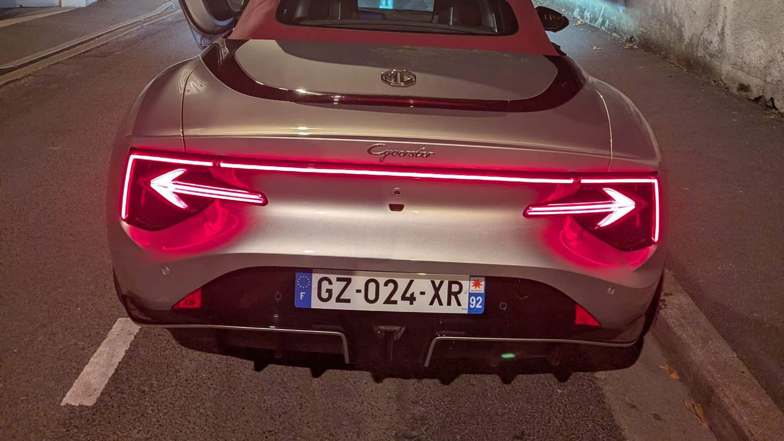 Une signature lumineuse très originale à l'arrière pour ce MG Cyberster.