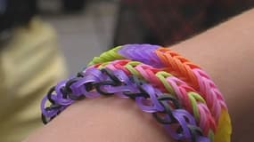 Les Loom bands peuvent se porter en bracelet.