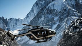 Un hélicoptère du Peloton de gendarmerie de haute-montagne (PGHM) survole le massif du Mont-Blanc en septembre 2015, près de Chamonix