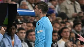 François Letexier attend la vérification par la VAR d'un penalty sur Kylian Mbappé - le 16/04/2025