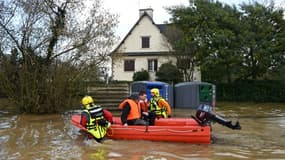 Des pompiers procèdent à une évacuation d'habitants à Guipry-Messac, le 27 janvier 2025 après les fortes précipitations
