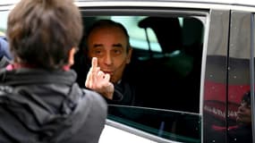 Le polémiste d'extrême droite  Eric Zemmour fait un doigt d'honneur en réponse à celui d'une passante, le 27 novembre 2021 à Marseille