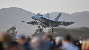Un avion de chasse F-18 de l'armée de l'air australienne (Royal Australian Air Force) atterrit après une démonstration aérienne à Geelong, à proximité de Melbourne, le 3 mars 2023.