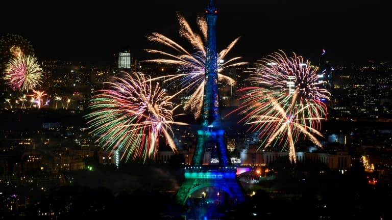 Feux d'artifice au-dessus de la Tour Eiffel à Paris lors de la fête nationale, le 14 juillet 2022