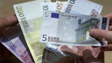 Les banques françaises imposent des frais élevés à leurs clients et rechignent à les laisser changer d'établissement s'ils sont mécontents, selon une étude de l'UFC-Que Choisir. /Photo d'archives/REUTERS/Vincent Kessler