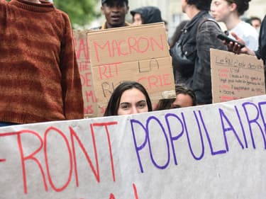 Les manifestants tiennent des pancartes et chantent alors qu'ils manifestent contre le parti politique d'extrême droite français Rassemblement National (RN) après leur succès aux élections européennes, à Nantes, dans l'ouest de la France, le 10 juin 2024.