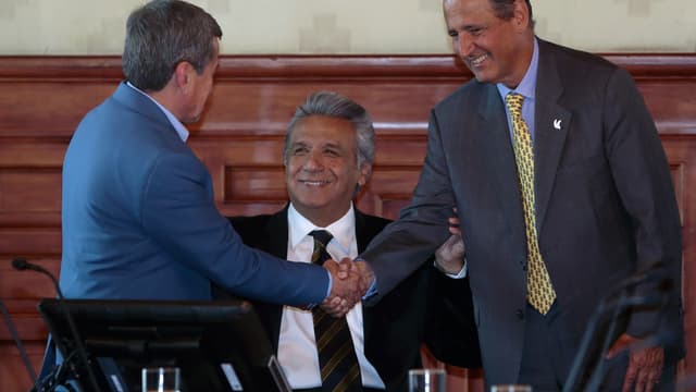 Pablo Beltran, négociateur en chef de l'ELN, serre la main de Juan Camilo Restrepo, négociateur en chef du gouvernement colombien, en août 2017.