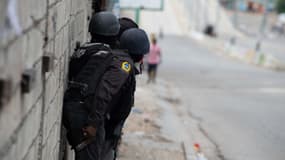 Des policiers haïtiens déployés à Port-au-Prince échangent des coups de feu avec des membres présumés de gangs le 11 novembre 2024.