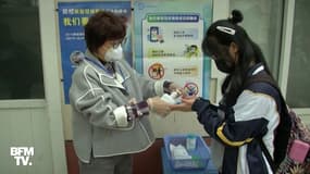 Coronavirus: lycéens et collégiens chinois retournent en classe 