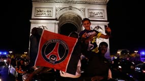 Des supporters du PSG sur les Champs-Elysées mardi soir. 