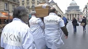 Les opposants à la fin des urgences de l'hôpital parisien de l'Hôtel-Dieu ont mimé vendredi les funérailles d'un patient mort de n'avoir pas été pris en charge à temps.
