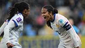 Marie-Antoinette Katoto et Wendie Renard célèbrent le but de la défenseure française contre la Suède, le 9 avril 2024