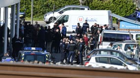 Les forces de police autour du supermarché de Trèbes.