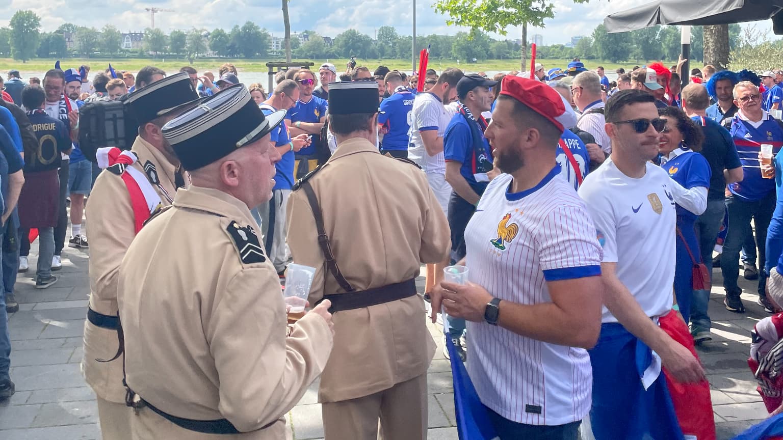 Des supporteurs français déguisés avant le match de l'Euro contre l'Autriche, le 17 juin 2024